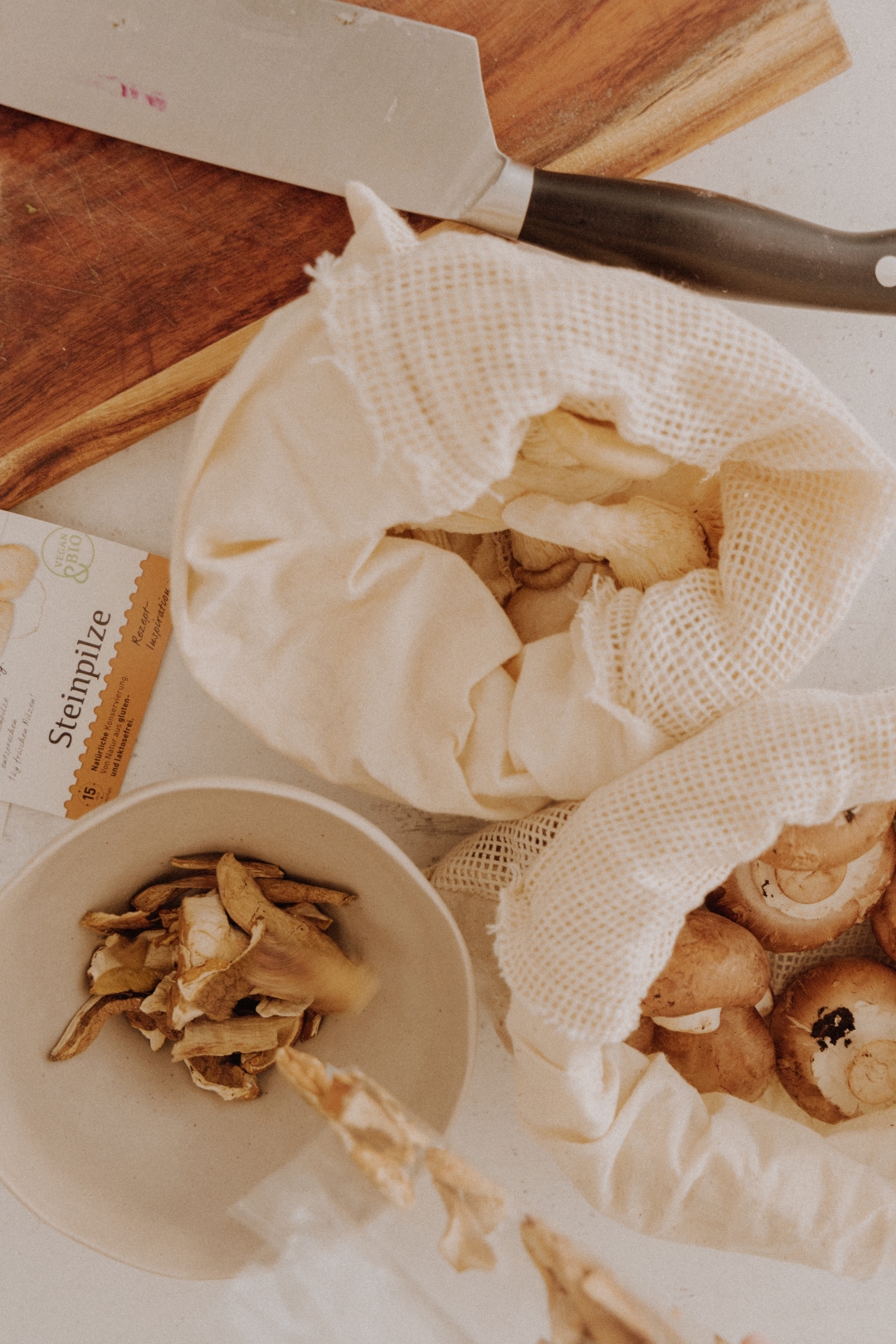 Champignons und Austernpilze für die vegan Pilzrahmsoße