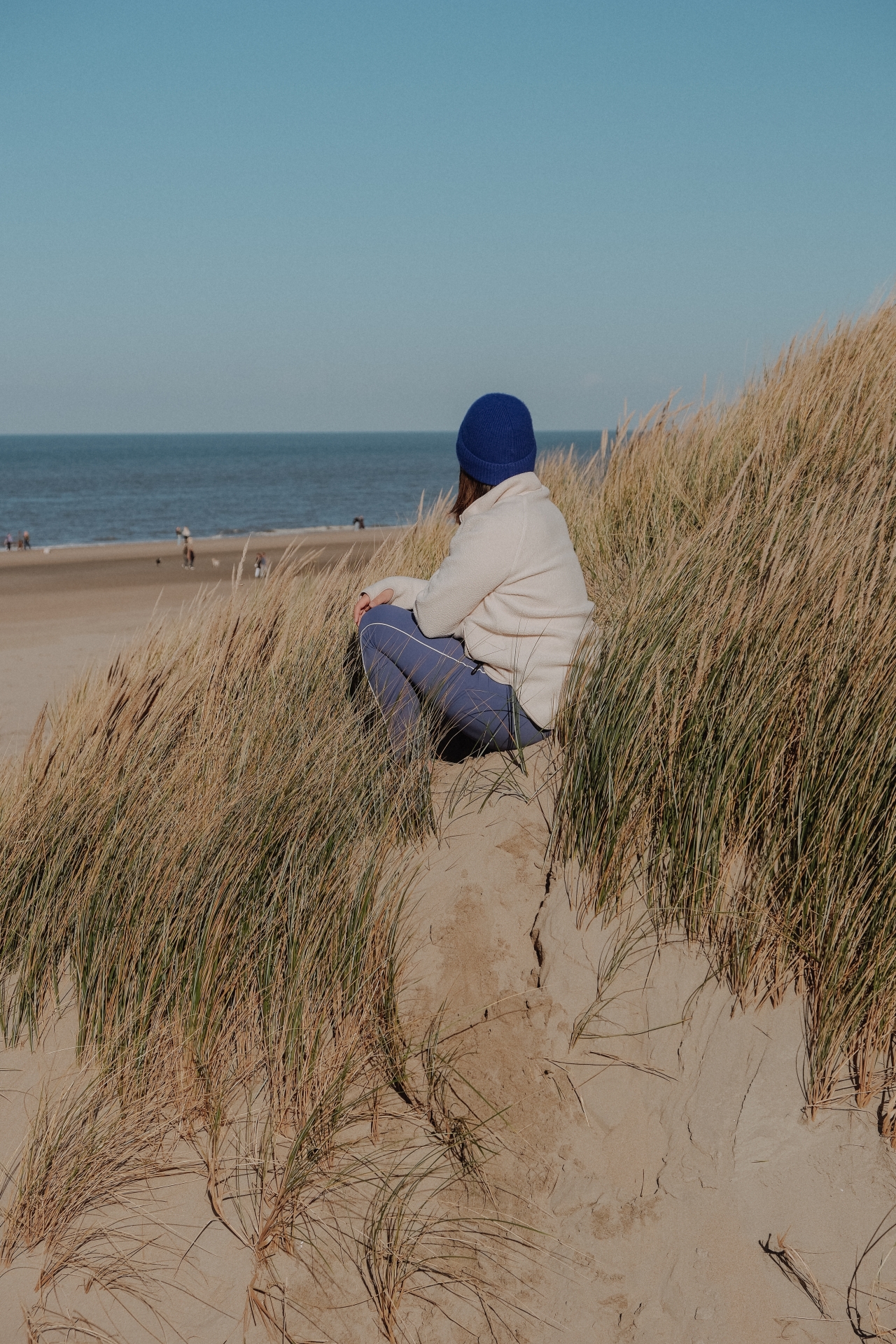 Noordwijk am Strand - in den Dünen sitzend